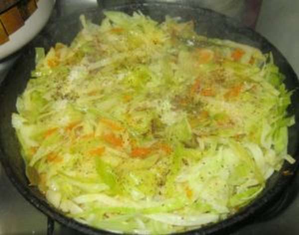 Чем полезна тушеная капуста и как вкусно ее приготовить