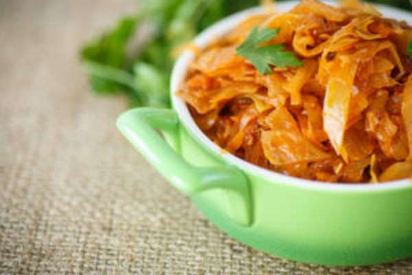 Чем полезна тушеная капуста и как вкусно ее приготовить