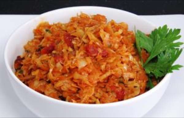 Чем полезна тушеная капуста и как вкусно ее приготовить