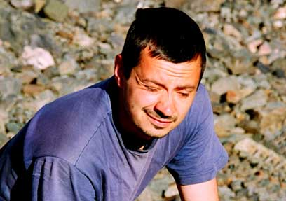 Человек жмурится от солнца