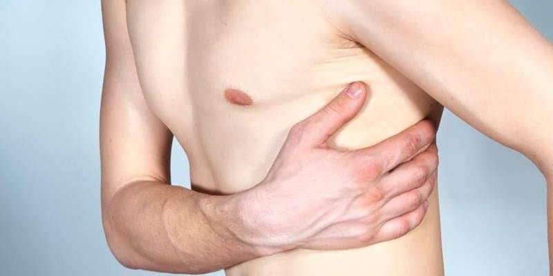 Боль в области левого подреберья может быть вызвана различными причинами.