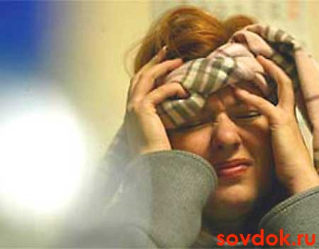 болит голова у женщины