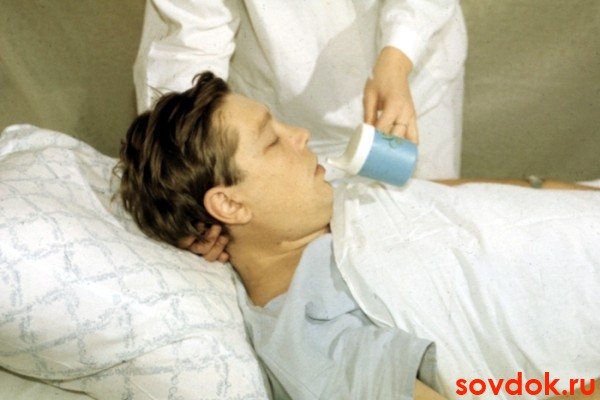 больной пьёт