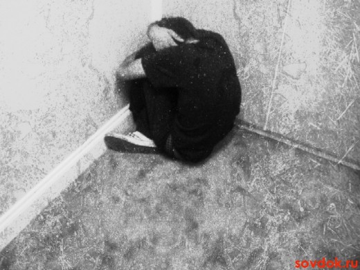 депрессивный мужчина в углу