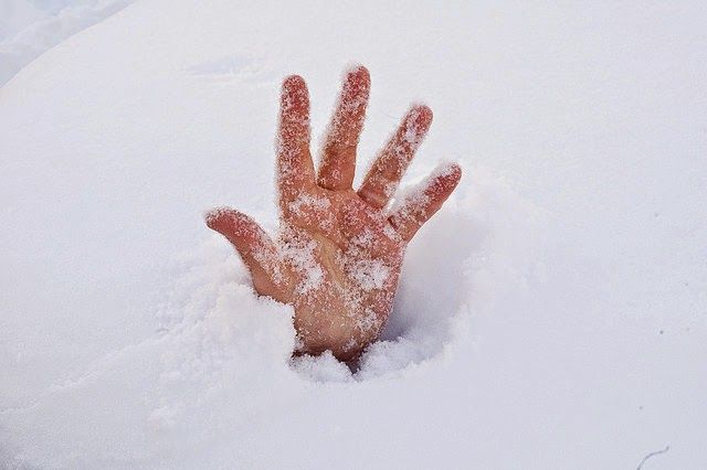 Холод в руках и ногах.