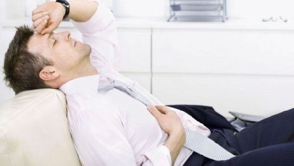 Инструкция велит принимать нитроглицерин лёжа, резкое сужение сосудов головы может закончиться обмороком