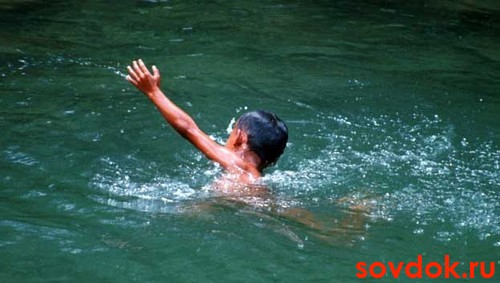 мальчик в воде