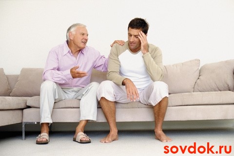мужчины на диване
