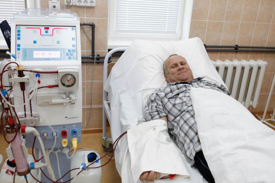 пациент на кровати под аппаратом гемодиализа