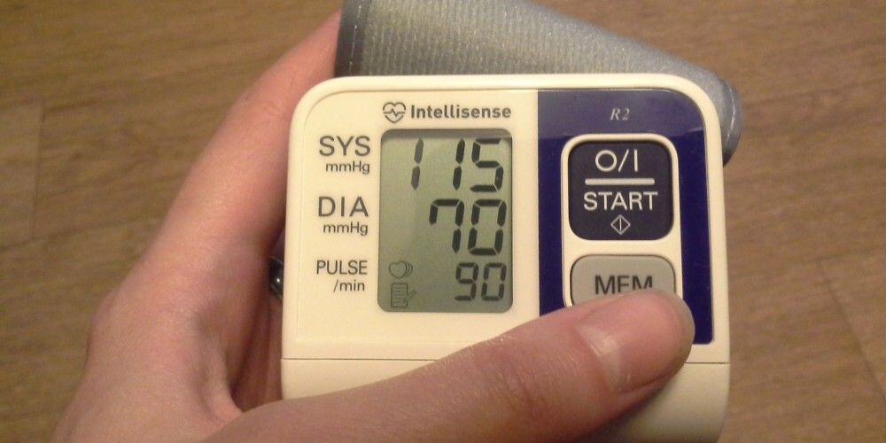Постоянный контроль АД поможет предупредить приступ.